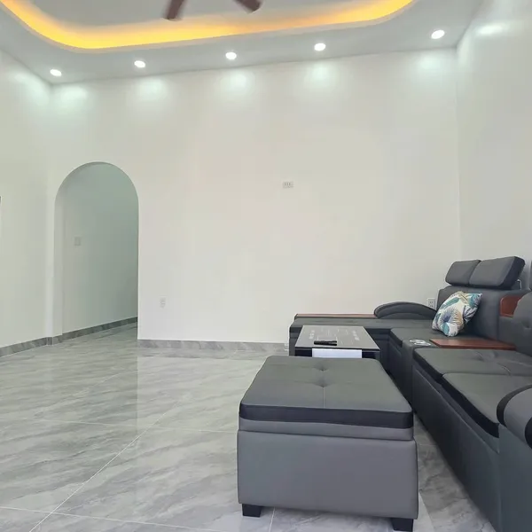 💲💲 Giá bán: Chỉ 1 tỷ 590 tr [6-25] 🔥🔥sở hữu ngay nhà mới full thổ cư. Đường xe hơi. Sân đậu xe hơi. Gần chợ P7 - Bến Tre. Cách nhựa 30m  ✔️ Diện tích 124m² ( 5m x 24m ). Nở hậu  ✔️ Thổ cư 100%. Quy hoạch đất ở 100%