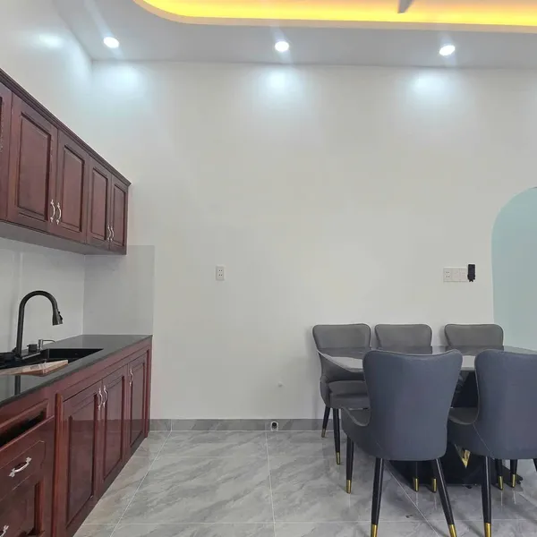 💲💲 Giá bán: Chỉ 1 tỷ 590 tr [6-25] 🔥🔥sở hữu ngay nhà mới full thổ cư. Đường xe hơi. Sân đậu xe hơi. Gần chợ P7 - Bến Tre. Cách nhựa 30m  ✔️ Diện tích 124m² ( 5m x 24m ). Nở hậu  ✔️ Thổ cư 100%. Quy hoạch đất ở 100%