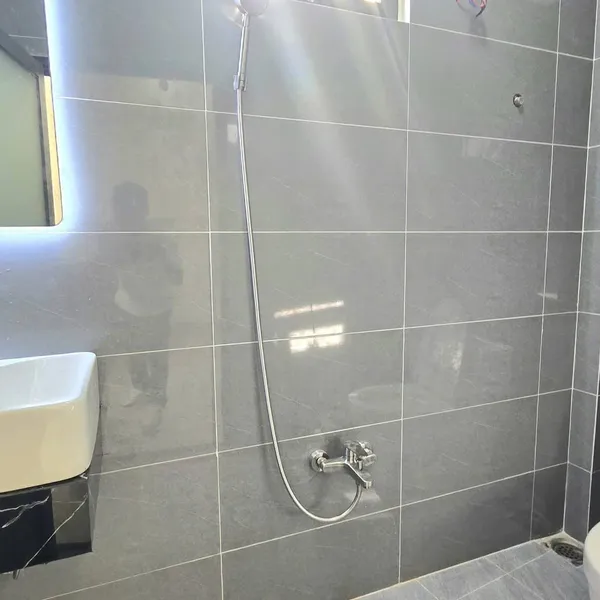 💲💲 Giá bán: Chỉ 1 tỷ 590 tr [6-25] 🔥🔥sở hữu ngay nhà mới full thổ cư. Đường xe hơi. Sân đậu xe hơi. Gần chợ P7 - Bến Tre. Cách nhựa 30m  ✔️ Diện tích 124m² ( 5m x 24m ). Nở hậu  ✔️ Thổ cư 100%. Quy hoạch đất ở 100%