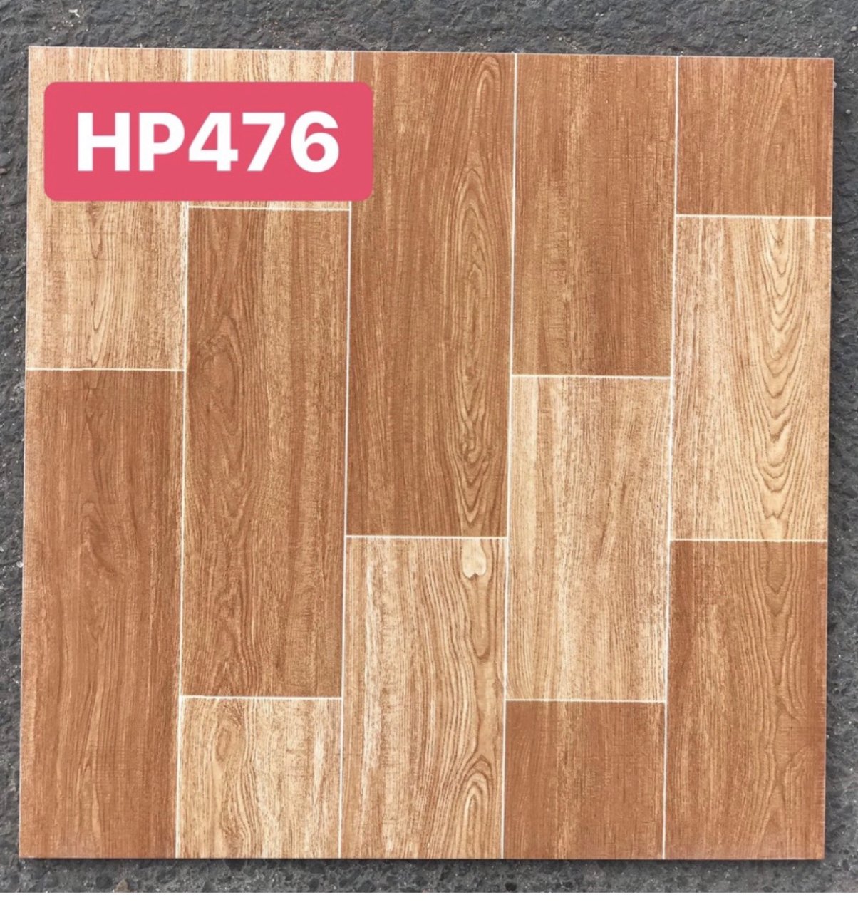 Nếu bạn đang tìm kiếm lựa chọn sàn đỏ lát nền giá rẻ, men lát nền giá rẻ 40x40 vân gỗ nâu đỏ PAK 476 là một sự lựa chọn tuyệt vời. Với kiểu dáng đẹp và chất lượng cao, bạn sẽ không phải lo lắng về giá cả. Hãy trải nghiệm sự ấn tượng của vân gỗ nâu đỏ trên sàn nhà của bạn.