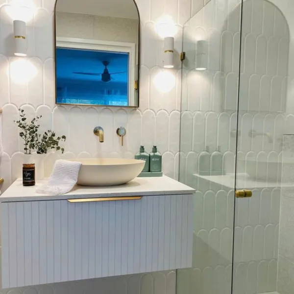 Gạch Thẻ 9x30 Ốp Lát Trang Trí màu trắng lông vũ gợn sóng M9300