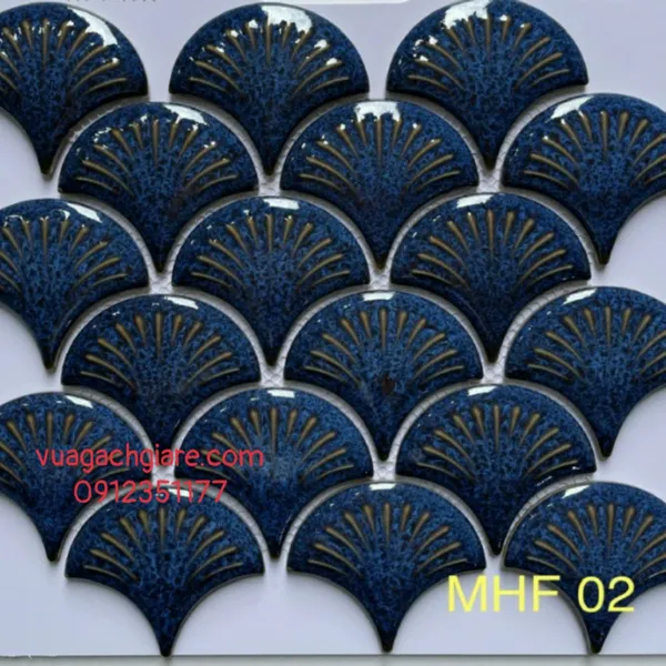 Gạch Mosaic Thuỷ Tinh Vỉ 30x30 vảy cá màu xanh đen tia chớp vàng MHF02