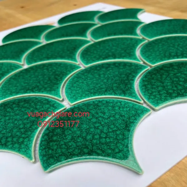 Gạch Mosaic Thuỷ Tinh Vỉ 30x30 vảy cá màu xanh lá men rạn MHF90011