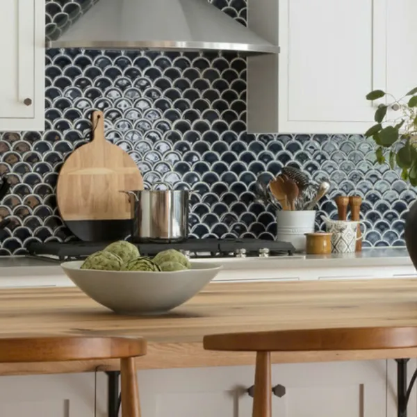 Gạch Mosaic Thuỷ Tinh Vỉ 30x30 vảy cá màu đen MHF09
