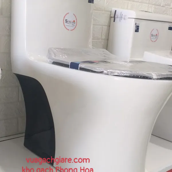 Bồn Cầu Liền Khối Sunland ITALY đen trắng SL - C011