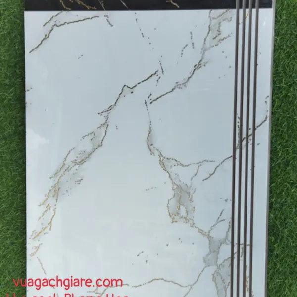 Gạch Đá 47x100 Ốp Bậc Cầu Thang nhũ vàng trắng vân khói viền đen trắng 1815
