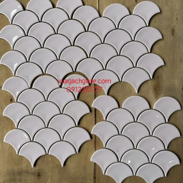 Gạch Mosaic Thuỷ Tinh Vỉ 30x30 vảy cá màu hồng nhạt