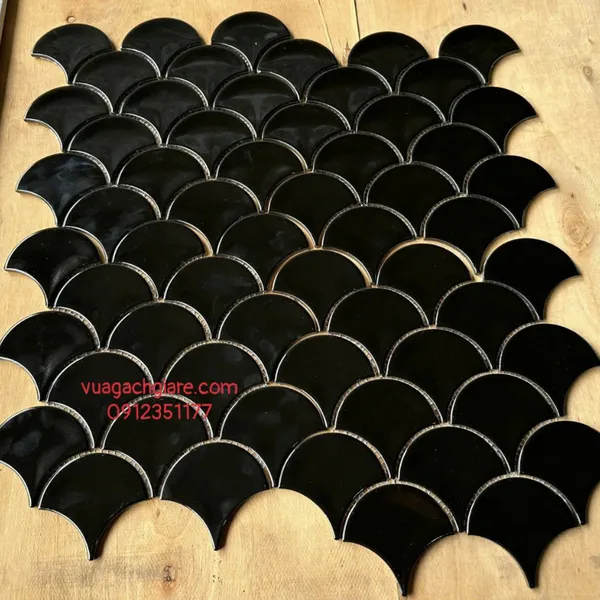 Gạch Mosaic Thuỷ Tinh Vỉ 30x30 vảy cá màu đen MHF09