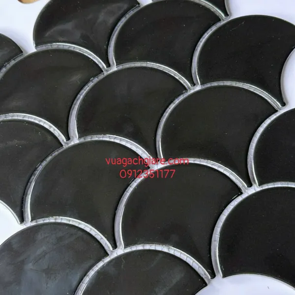 Gạch Mosaic Thuỷ Tinh Vỉ 30x30 vảy cá màu đen MHF09