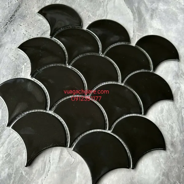 Gạch Mosaic Thuỷ Tinh Vỉ 30x30 vảy cá màu đen MHF09
