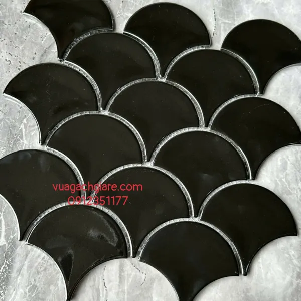 Gạch Mosaic Thuỷ Tinh Vỉ 30x30 vảy cá màu đen MHF09