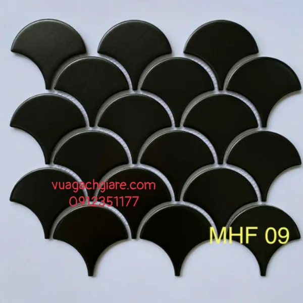 Gạch Mosaic Thuỷ Tinh Vỉ 30x30 vảy cá màu đen MHF09