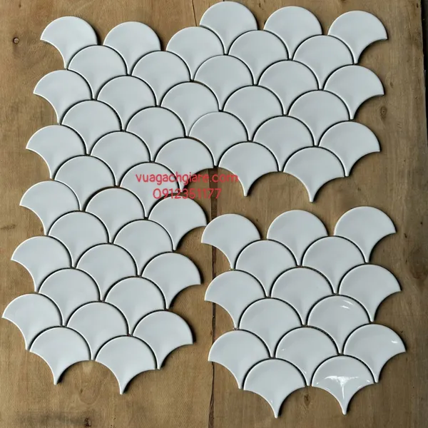 Gạch Mosaic Thuỷ Tinh Vỉ 30x30 vảy cá màu trắng