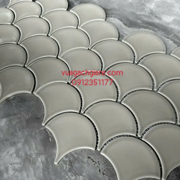 Gạch Mosaic Thuỷ Tinh Vỉ 30x30 vảy cá màu xám