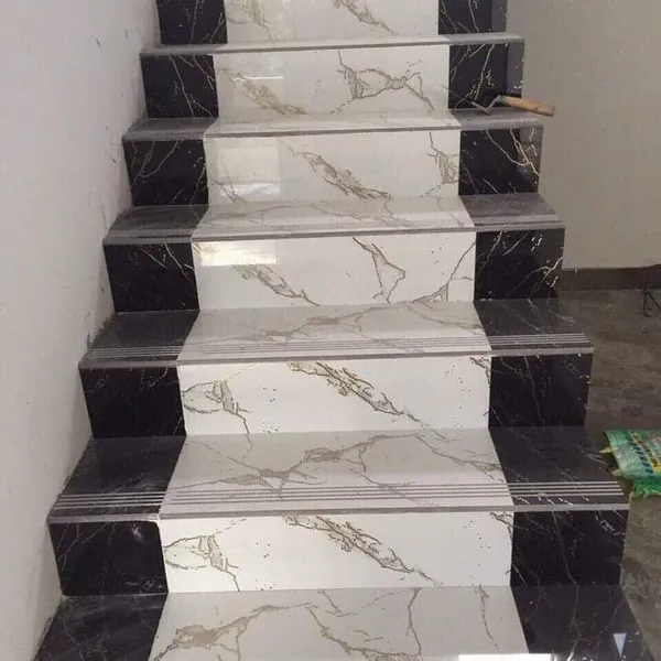 Gạch Đá 47x100 Ốp Bậc Cầu Thang nhũ vàng trắng vân khói viền đen trắng 1815