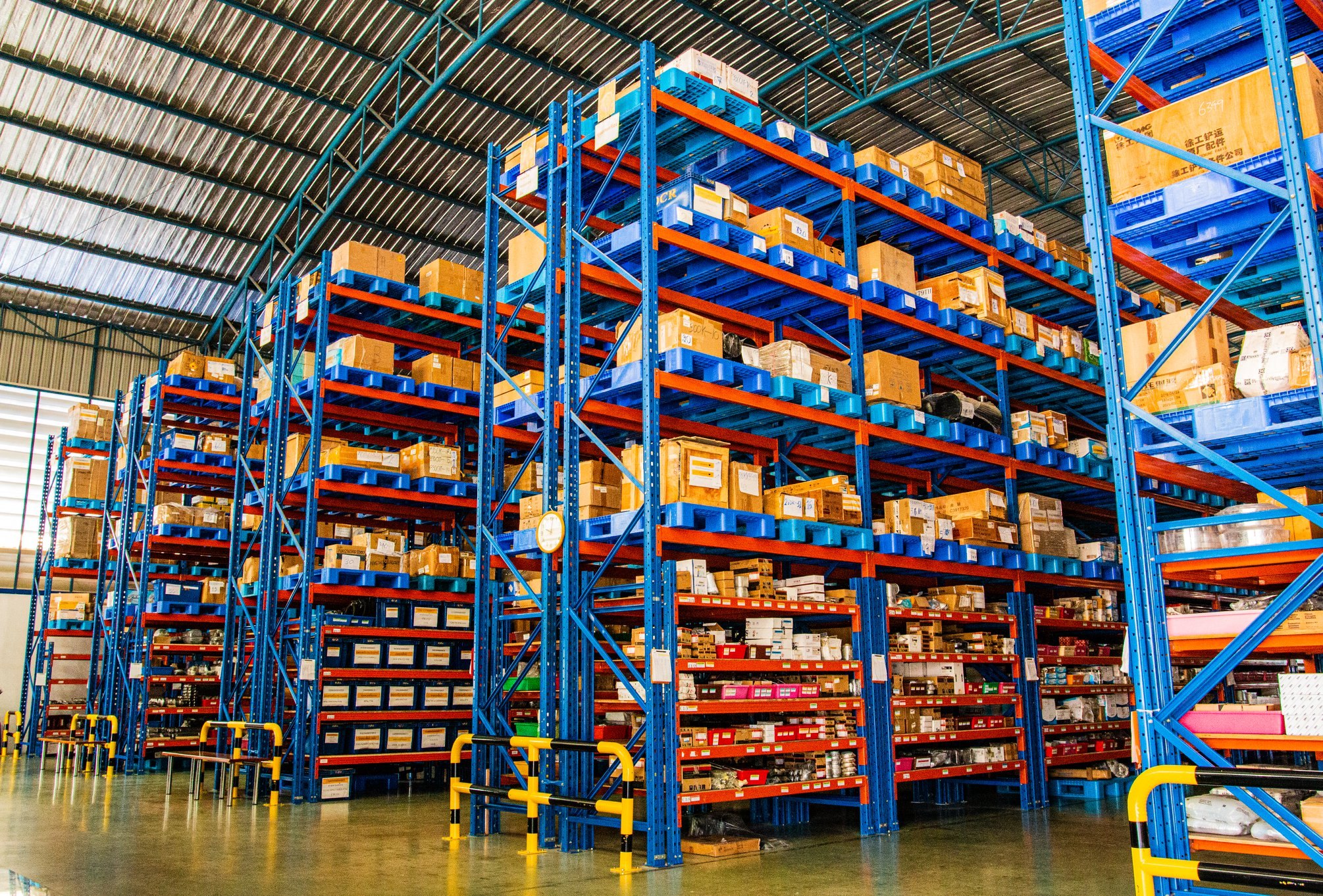 Các linh kiện phục vụ sản xuất được xếp ngăn nắp trong kho của công ty