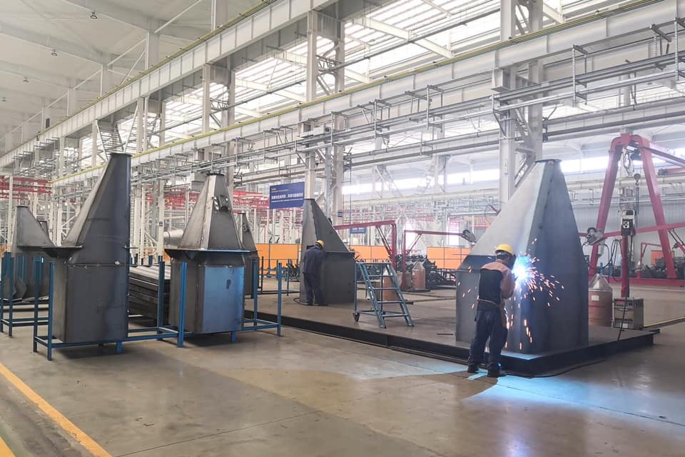 Công nhân đang gia công hàn các chi tiết