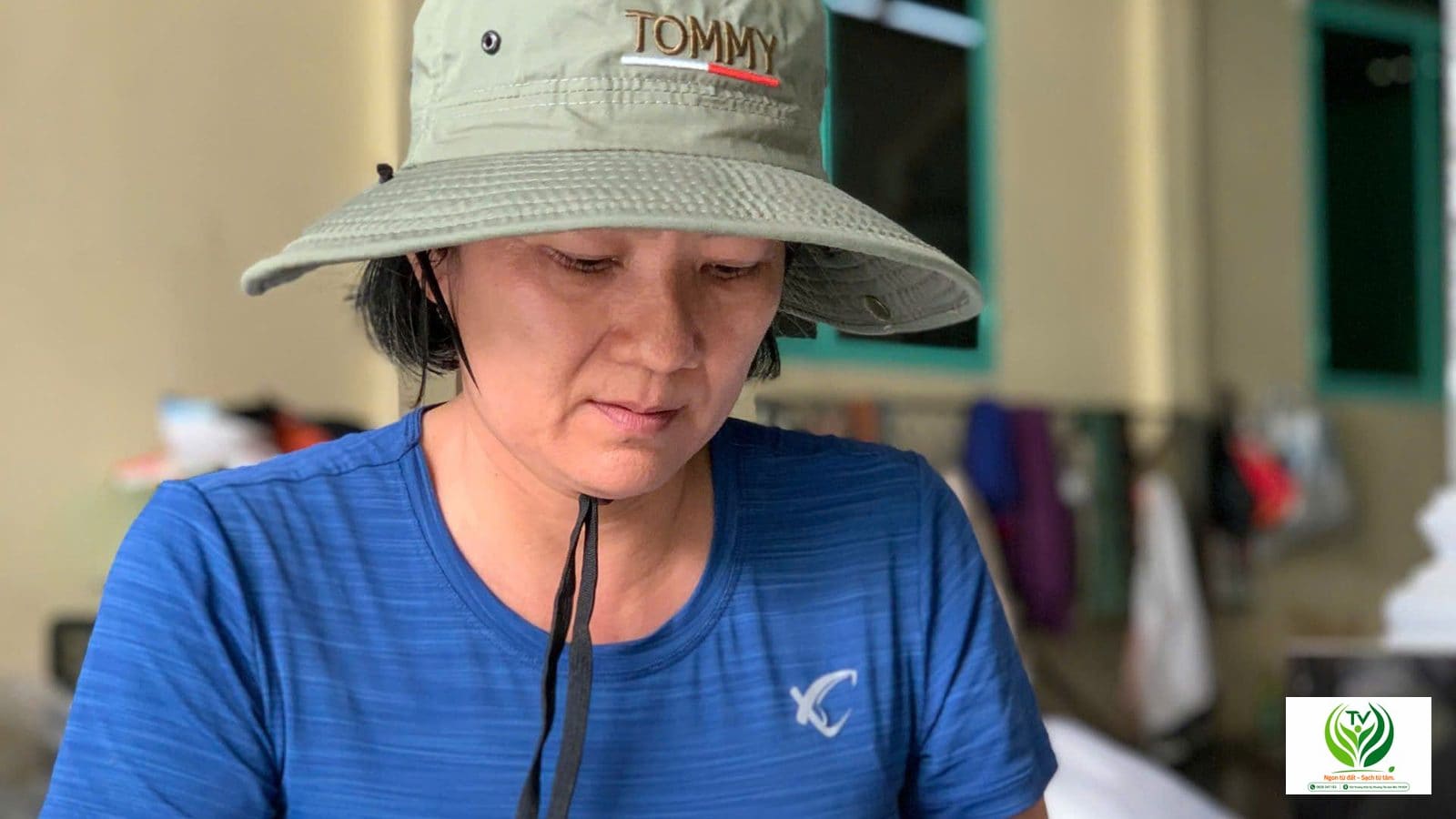 Kiểm tra và chọn từng quả xoài trước khi đóng gói