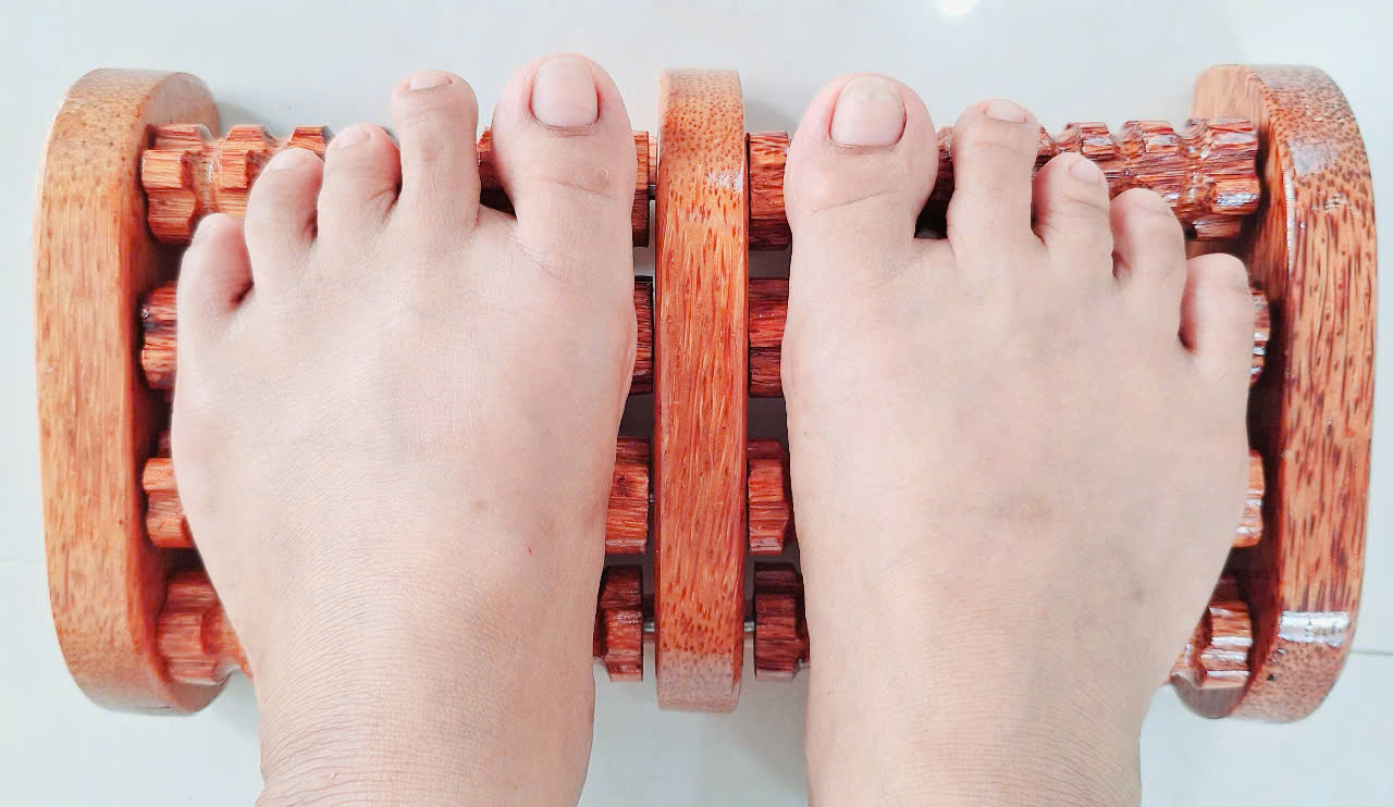 Bàn lăn chân bằng gỗ dừa 8 thanh