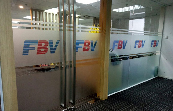 Dán decal kính văn phòng tại Quận 10 uy tín, chất lượng
