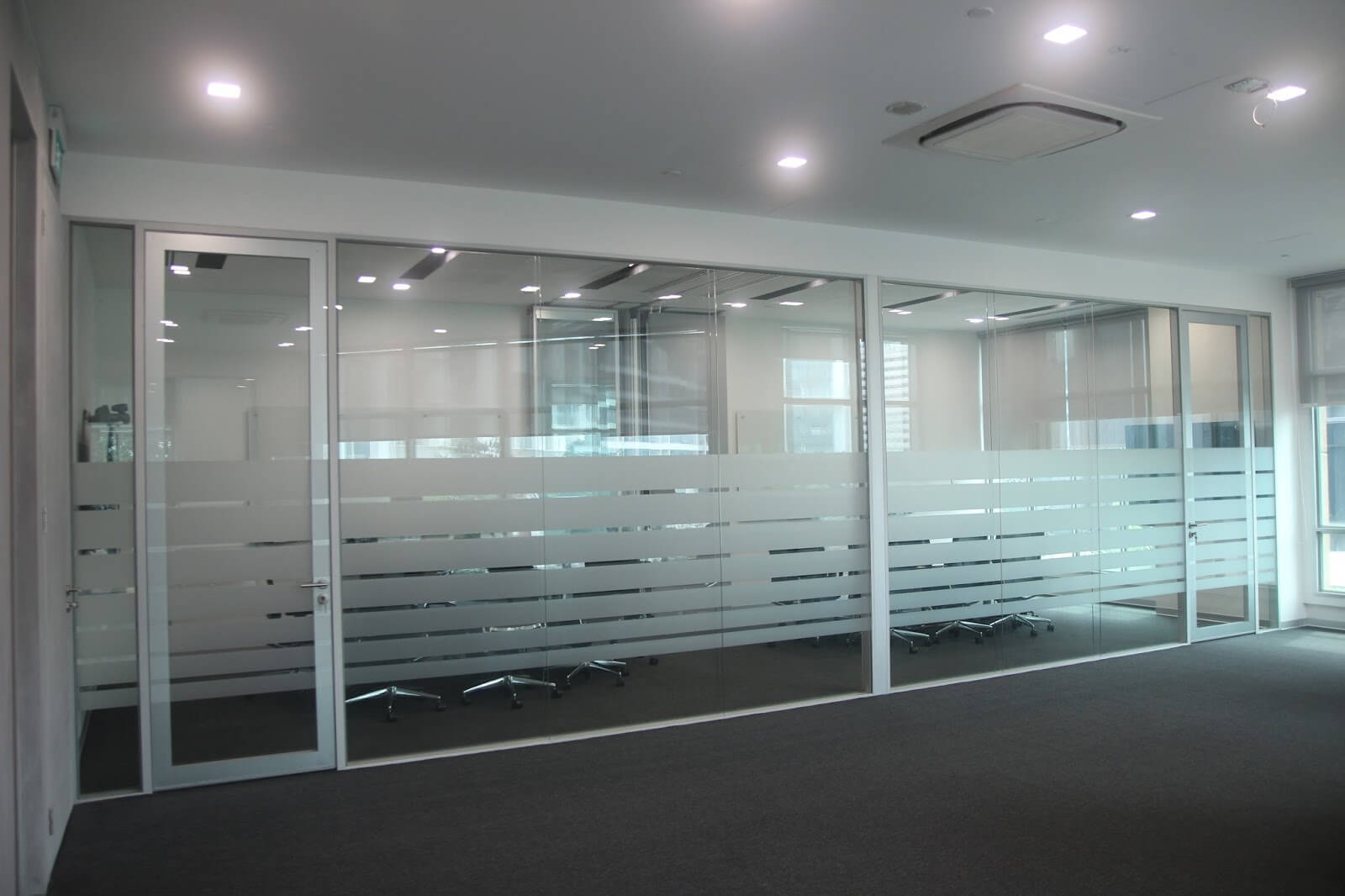 Dán decal kính văn phòng đơn giản nhưng không kém phần trang trọng