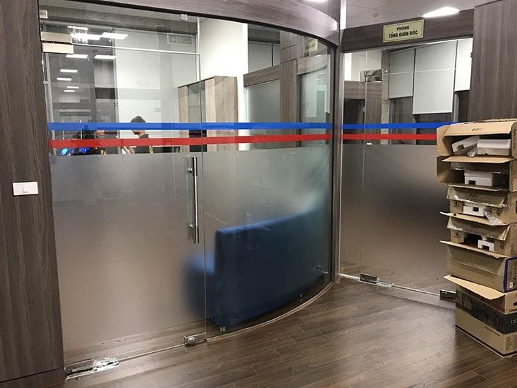 Rất nhiều văn phòng quận 9 sử dụng dán kính mờ văn phòng