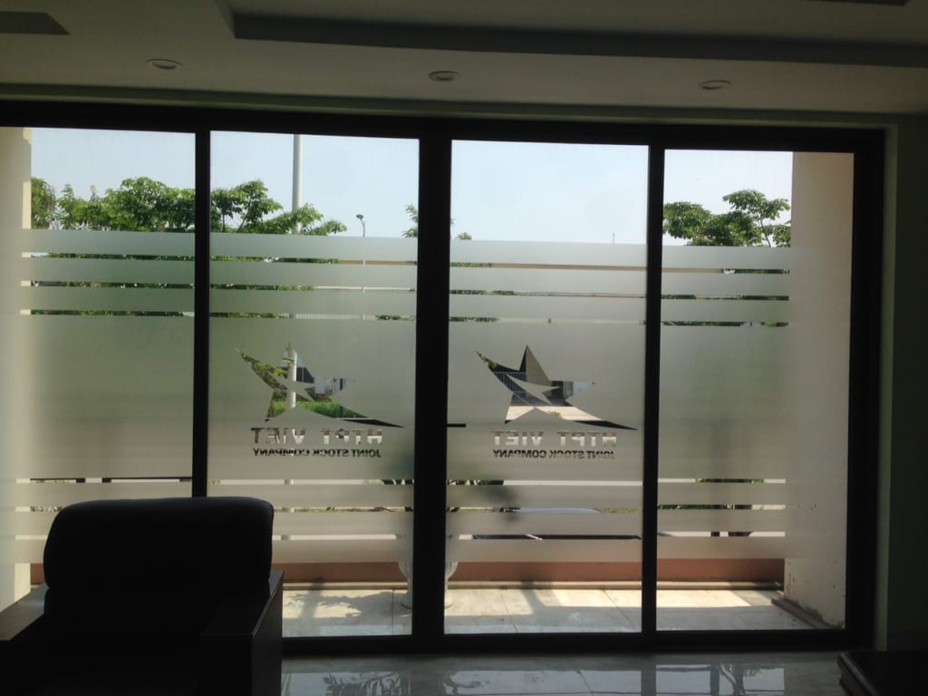 Dán decal kính văn phòng giúp giảm độ sáng bên ngoài