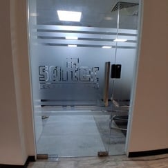 Dán decal kính mờ cắt viền xung quanh logo