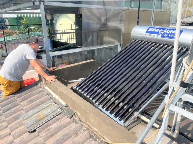 Khách hàng kiểm tra Máy nước nóng NLMT trước khi Thanh toán Khách hàng kiểm tra Máy nước nóng NLMT trước khi Thanh toán