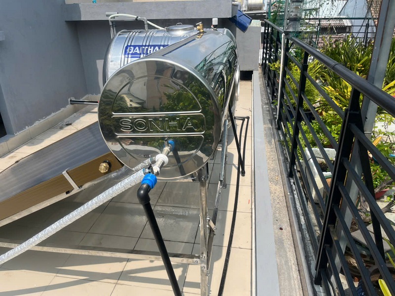 Mặt bên máy nước nóng NLMT Tấm phẳng Sơn hà 220L Mặt bên máy nước nóng NLMT Tấm phẳng Sơn hà 220L