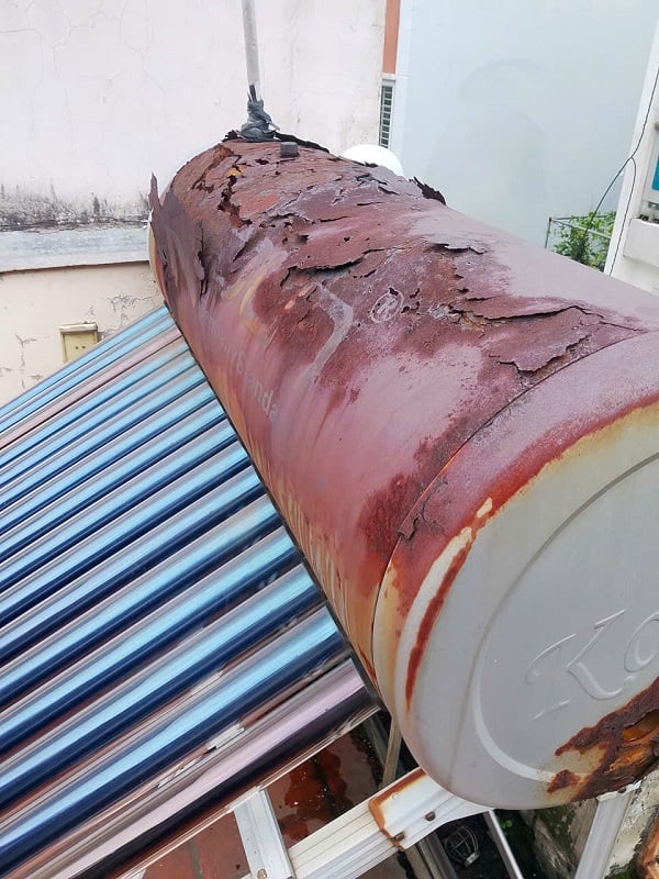 Máy nước nóng Cũ bị rò ri nước Máy nước nóng Cũ bị rò ri nước