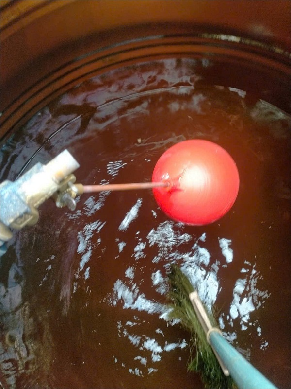 Bồn nước lạnh bị đóng cặn bẩn Bồn nước lạnh bị đóng cặn bẩn