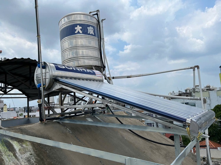 Thi công đường ống Máy nước nóng mặt trời Sơn Hà Gold 120L Thi công đường ống Máy nước nóng mặt trời Sơn Hà Gold 120L