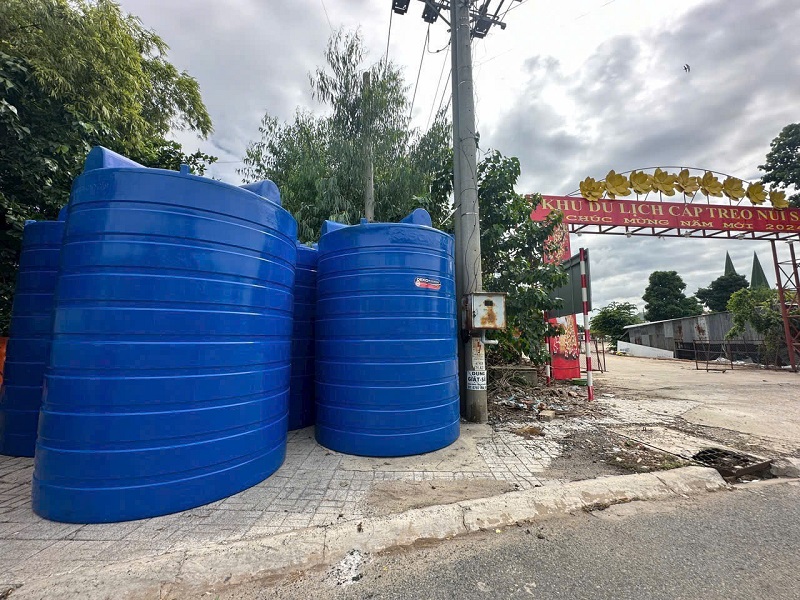 Giao hàng Bồn nhựa Sơn Hà 10000L Đứng Giao hàng Bồn nhựa Sơn Hà 10000L Đứng