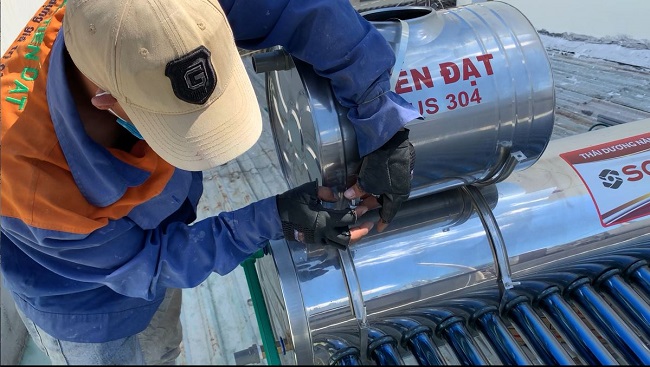 Xác định vị trí và cố định bồn phụ vào máy Xác định vị trí và cố định bồn phụ vào máy