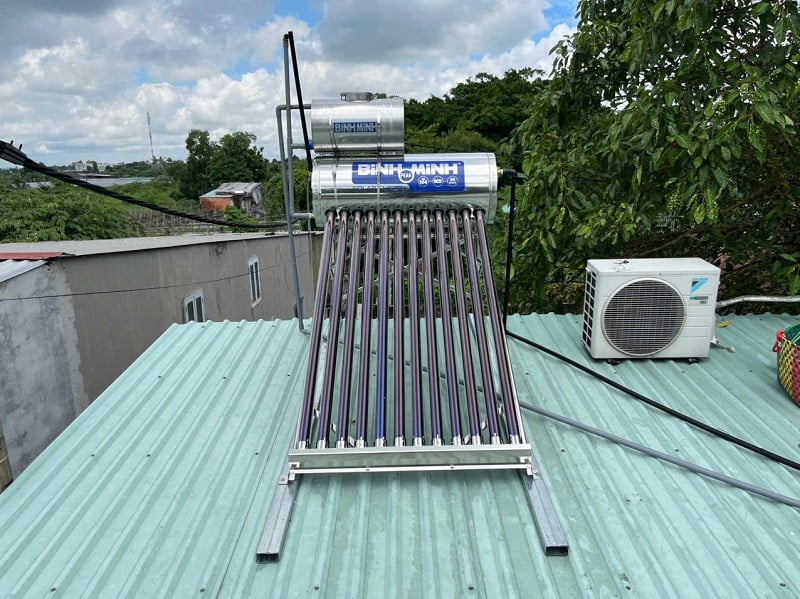Trọn bộ Bồn phụ và Máy nước nóng NLMT 130L trên Mái tôn Trọn bộ Bồn phụ và Máy nước nóng NLMT 130L trên Mái tôn