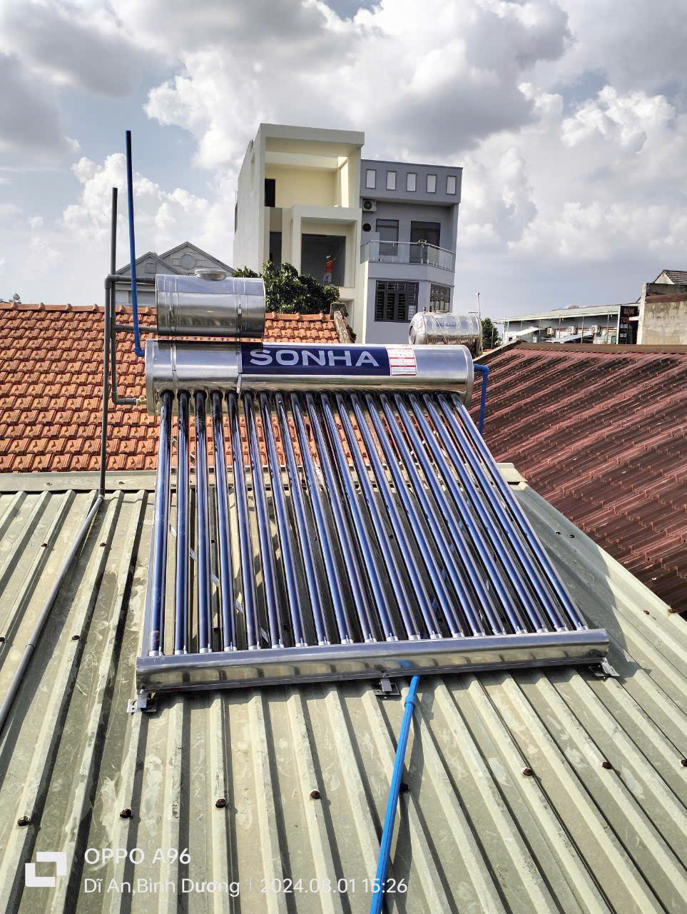 Lắp Bồn phụ Máy nước nóng Sơn Hà trên mái tôn nghiêng Lắp Bồn phụ Máy nước nóng Sơn Hà trên mái tôn nghiêng