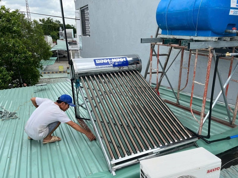 Chủ nhà kiểm tra Máy nước nóng mặt trời 180L trên mái tôn Chủ nhà kiểm tra Máy nước nóng mặt trời 180L trên mái tôn