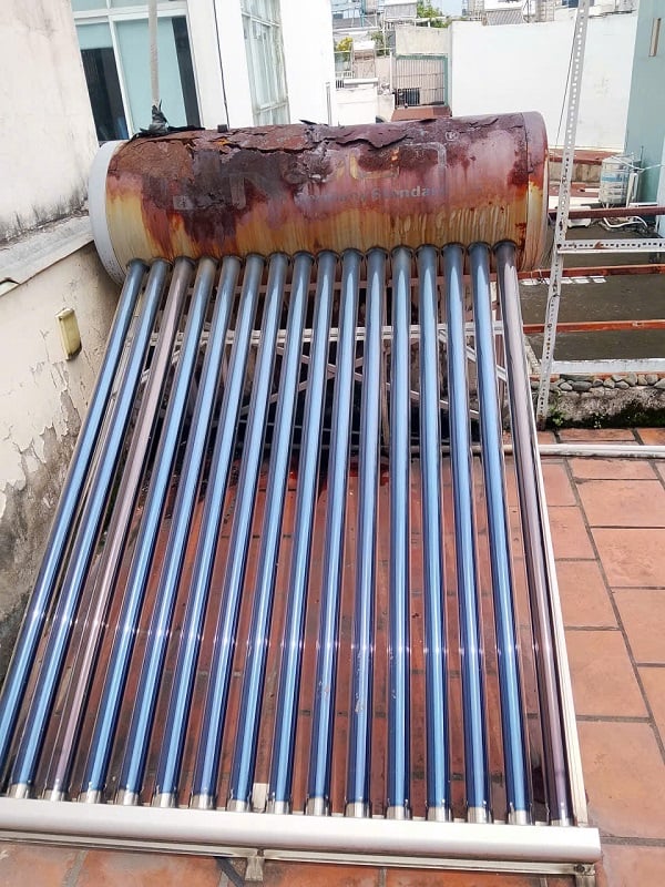 Máy nước nóng Cũ bị rò ri nước Máy nước nóng Cũ bị rò ri nước