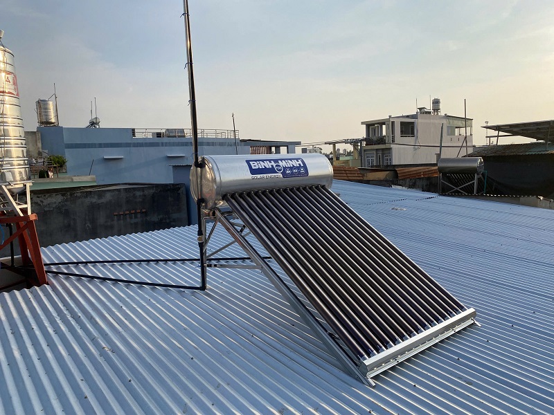Chi tiết máy nước nóng Bình Minh trên mái tôn Chi tiết máy nước nóng Bình Minh trên mái tôn