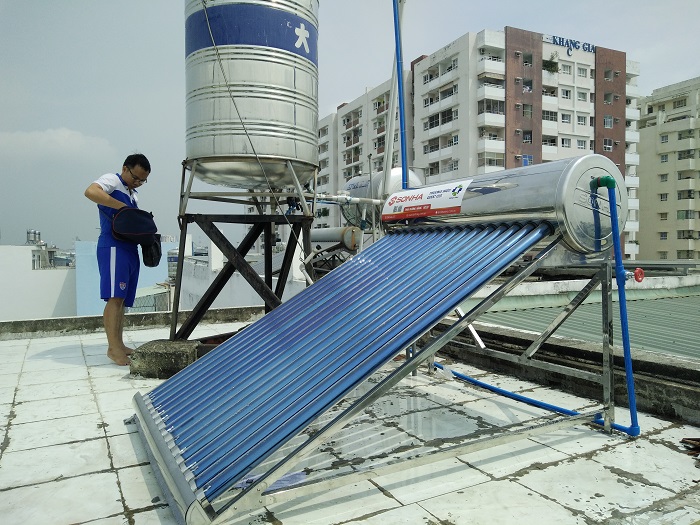 Quý khách hàng kiểm tra Máy nước nóng mặt trời Sơn Hà sau khi lắp hoàn thiện Quý khách hàng kiểm tra Máy nước nóng mặt trời Sơn Hà sau khi lắp hoàn thiện