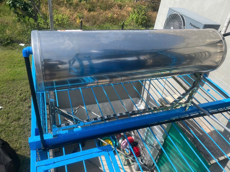 Phía sau Máy nước nóng mặt trời Sơn Hà 160L-16 ống F58 Phía sau Máy nước nóng mặt trời Sơn Hà 160L-16 ống F58