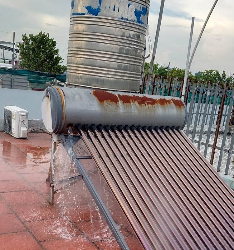 Máy nước nóng NLMT lâu năm bị hỏng bình bảo ôn Máy nước nóng NLMT lâu năm bị hỏng bình bảo ôn