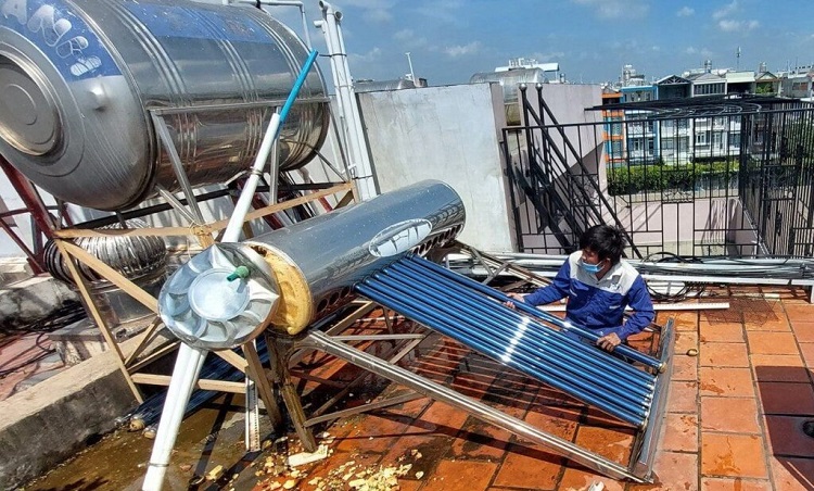 Máy nước nóng NLMT lâu năm bị hỏng hoàn toàn Máy nước nóng NLMT lâu năm bị hỏng hoàn toàn