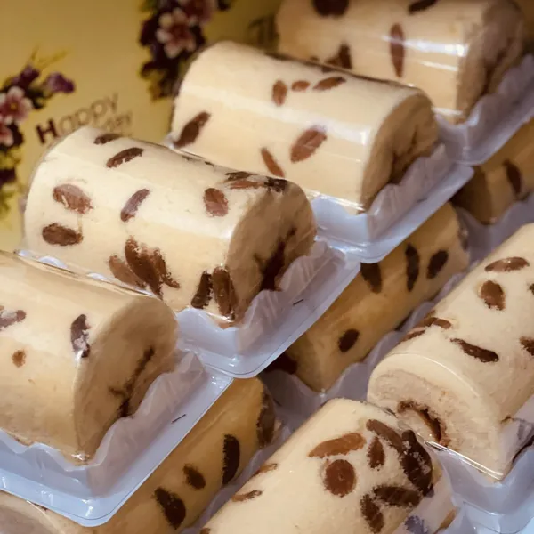 Bánh Bông Lan Cuộn Nho Dâu Nhỏ