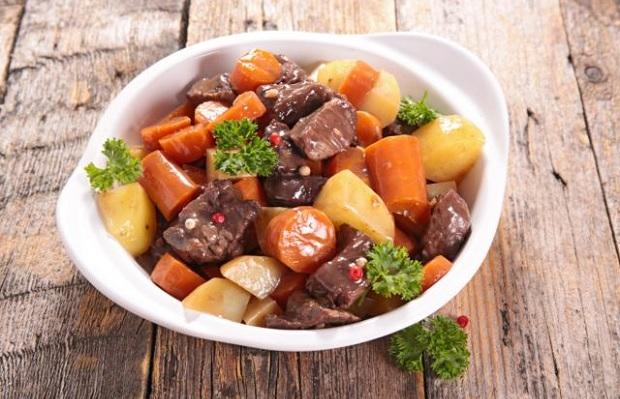 Cách chế biến xương ống bò hầm rau củ quả Cách chế biến xương ống bò hầm rau củ quả