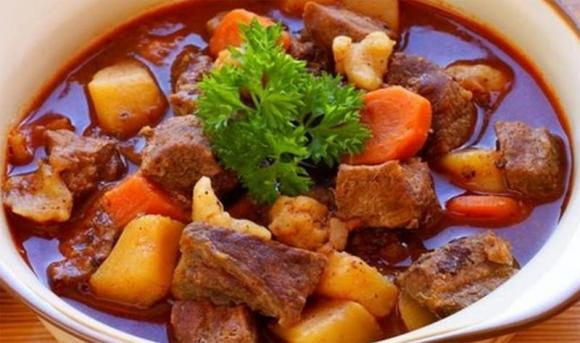 Má bò hầm sốt vang Má bò hầm sốt vang