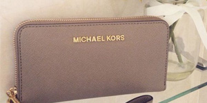 ​​​​​​​Có nên sử dụng ví cầm tay hiệu Michael Kors?