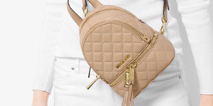Mặc gì với balo hàng hiệu Michael Kors?