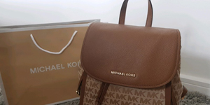 Những chiếc balo hàng hiệu Michael Kors cỡ trung chất liệu da đẹp ấn tượng